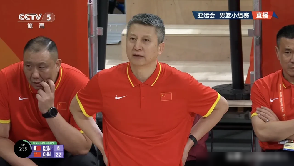 中国男篮105：59狂胜巴林，队长胡明轩却5投仅1中，这事有点意思。
都说他是球队大脑，双能卫，结果上去14分钟，除了罚球，运动战就进了一个三分，还搭上2个失误，场上看着就没什么劲儿。
李弘权也一样，6次出手只命中1球，之前还夸他是锋线粘合剂，拼劲足，这场空位三分都投不进，攻防两端都找不到人。