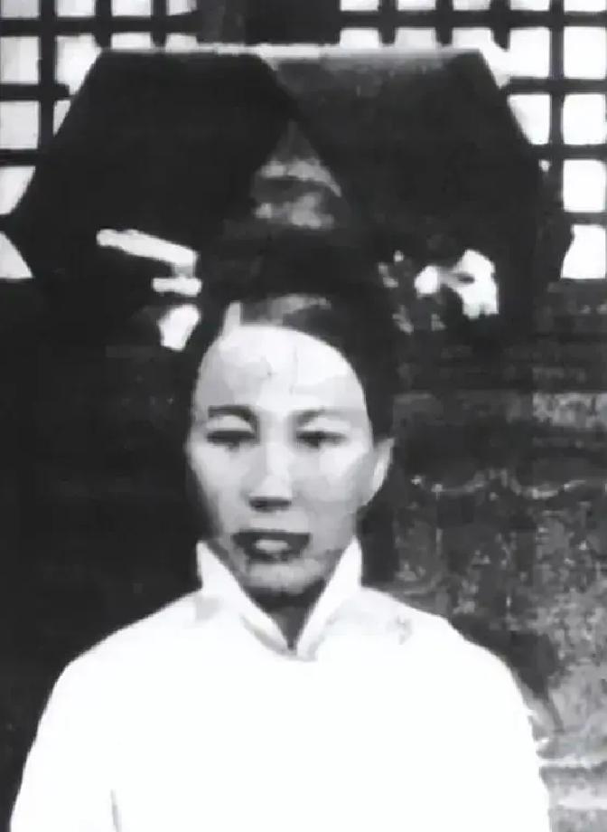 溥仪从小有个“坏习惯”，奶娘羞于启齿，宫女太监也不得不回避。
 
那会儿他刚满四岁，有天醒来没见着奶娘，瘪着嘴就要哭。当值的太监赶紧凑过来：“万岁爷，王嬷嬷家里有事儿，准了半天假。”
 
溥仪不吭声，手指攥着明黄绸被面。太监试探着问：“要不……传早膳？”
 
“你出去。”溥仪声音小小的。
 
太监弓