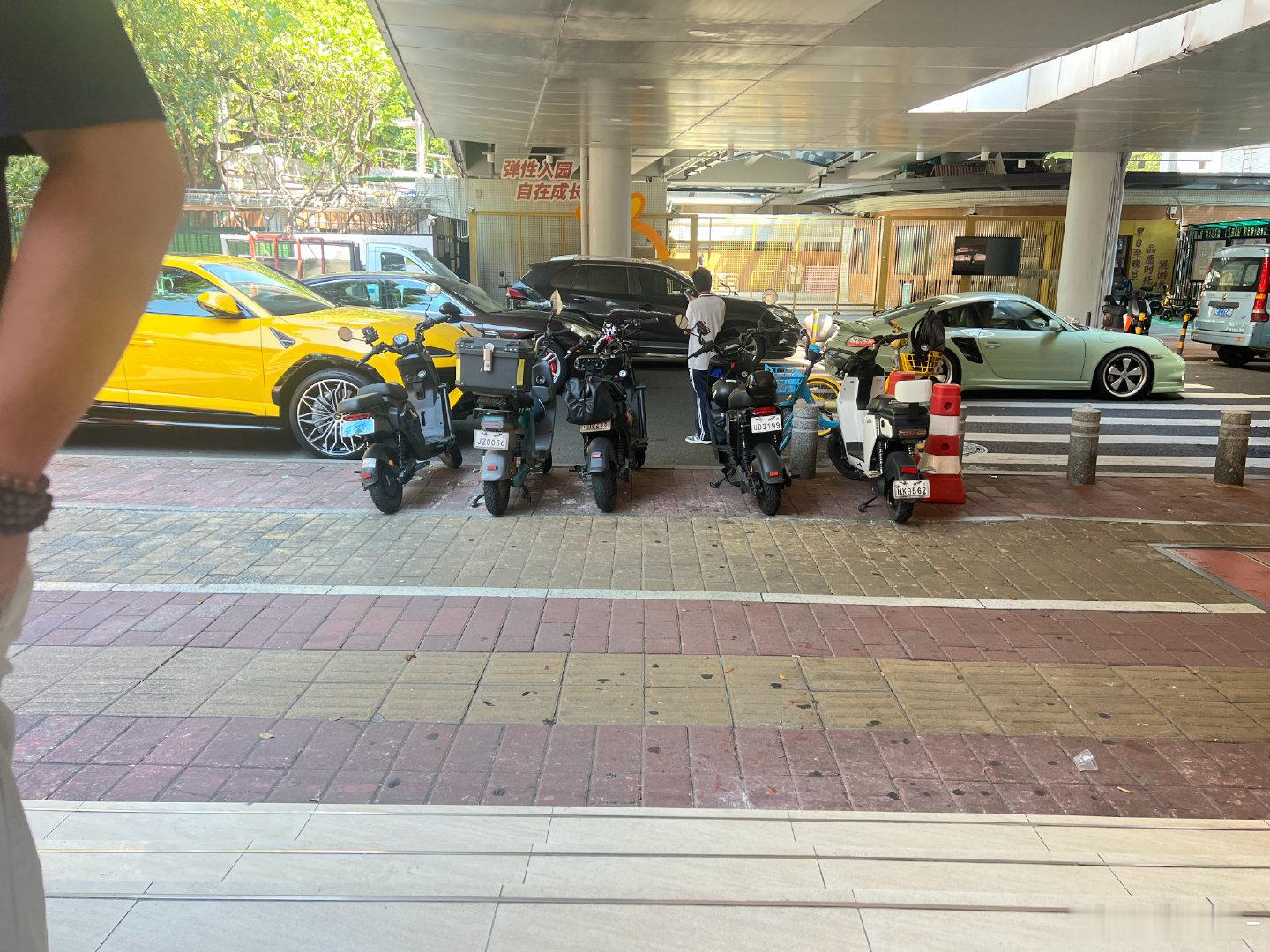 踩刹车 ​