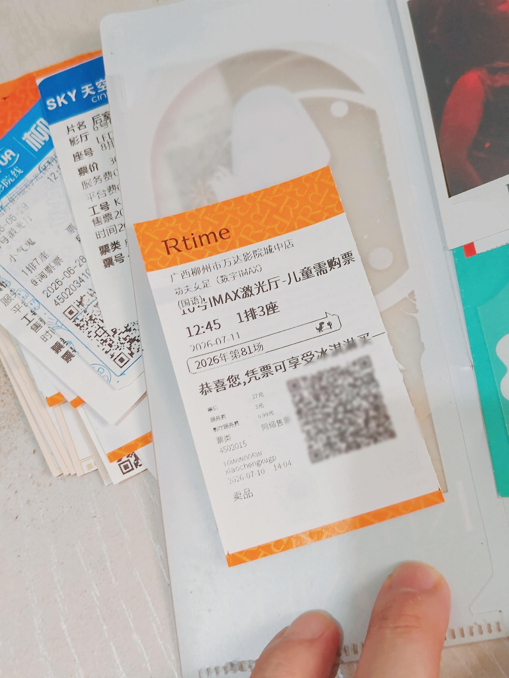 因为《功夫女足》一直没有周边物料，所以没有马上拍打卡照，还想等有物料了...