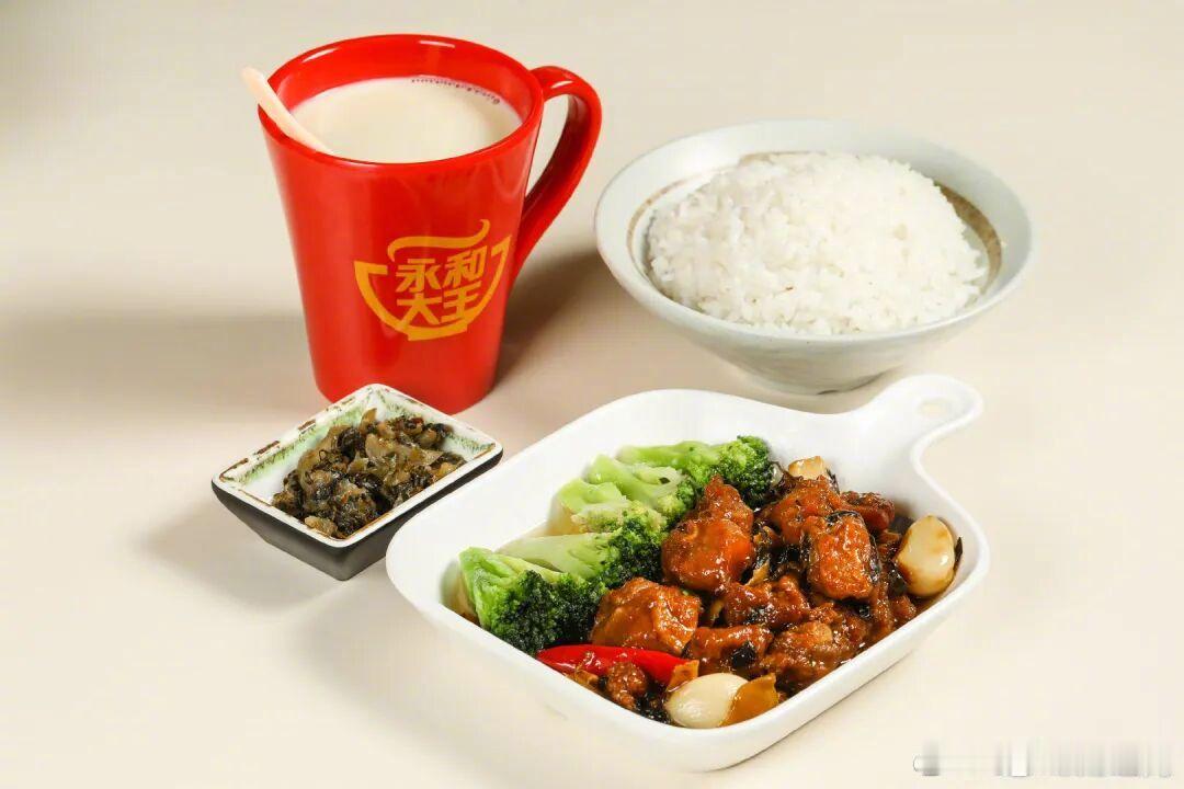 【弃美赴港！#永和大王母公司拟分拆上市#】永和大王母公司，拟将国际业务分拆，冲刺港交所IPO。
9月1日，菲律宾证券交易所公告显示，永和大王、添好运母公司快乐蜂食品公司（Jollibee Foods Corporation，以下简称“快乐蜂”）正考虑将旗下国际业务Jollibee Foods Corporation International（以下简称 ​