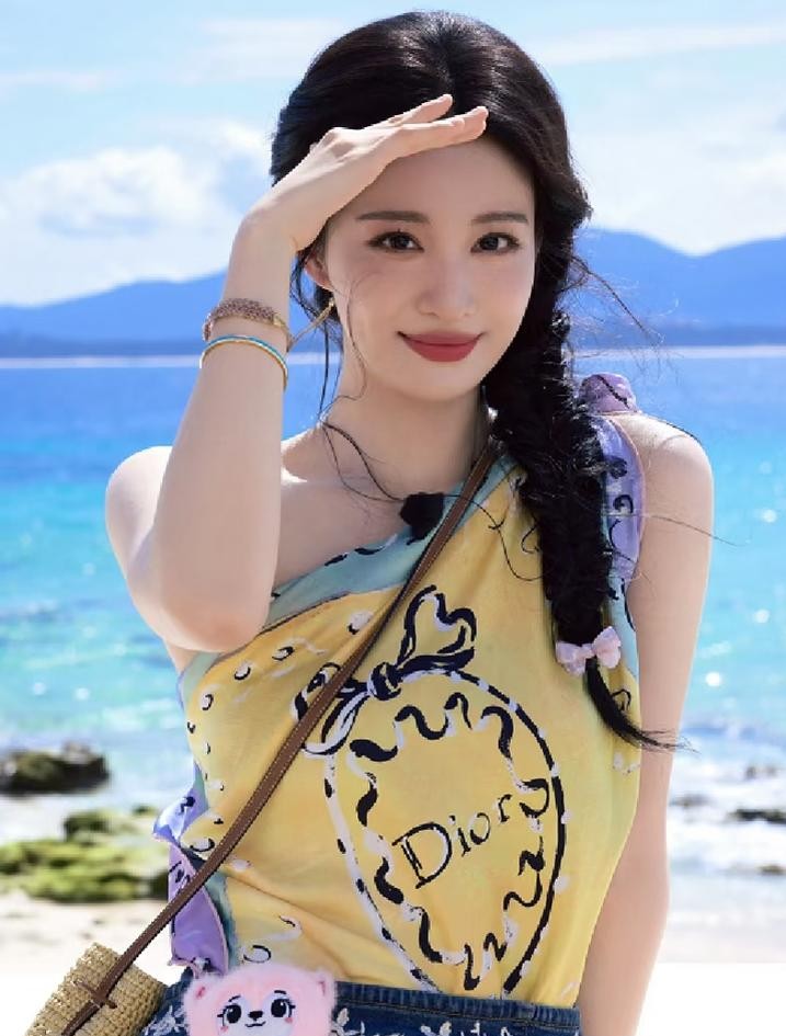 王楚然当着沈腾和镜头的面连翻了三次白眼，谁能想到这居然是她给自己洗刷“耍大牌”的最狠一招。
近视眼真的太懂这种百口莫辩的哑巴亏了。
度数从600度一路飙到700多，只要把镜片一摘，三米开外雌雄难辨，迎面过来的人是谁都看不清，更别提主动堆着笑脸打招呼。
以前全网疯传她“爱摆臭脸、目中无人”的动图