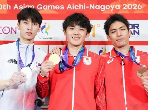 【亚运攀岩第二日】

男子攀石决赛，🇯🇵 Sorato Anraku 以74.5分夺金，🇰🇷 Dohyun Lee 银牌，🇯🇵 Tomoa Narasaki 铜牌。🇨🇳潘愚非第四、胡隽喆第六。
女子速度决赛，🇨🇳 邓丽娟与🇮🇩 Desak Made Rita 同时触板，6.062 vs 6.064，邓丽娟以0.002秒之差遗憾摘银，Made Rita ​