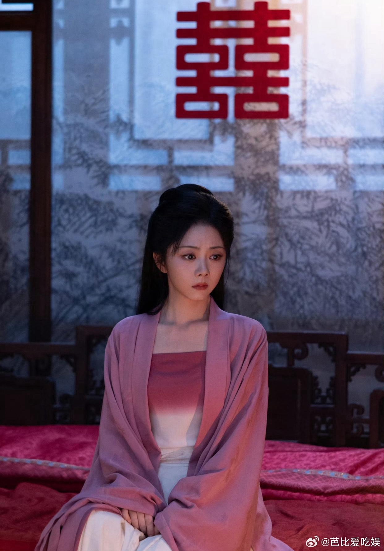 1.胡彦斌已经换了新女友，身边还有很多漂亮美女陪着玩耍，跟易梦玲早就是过去式了。2.刘嘉玲和老公很少住一起，俩人现在已经不习惯住在同一个空间，在同一个城市就直接各住各的。
3.刘学义谭松韵目前没有二搭的本子在找，两人合作的剧火不是因为cp热度才火的，是因为剧本本身就好才火，他俩cp粉不多。
 ​