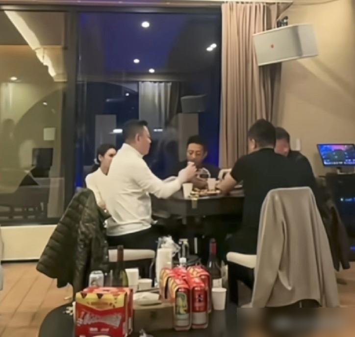 汪小菲喝多了，马筱梅干完直播还得回去哄他睡觉。这画面，真没几个女的扛得住。
10月24号怀柔团建，别人撸串吹牛，她架起手机卖酸辣粉。下播了，老公喝大了，她转身就去哄睡。没抱怨，没甩脸。
想想年初，她在台北临时改剖腹产，生下六斤八两的儿子。这才几个月，又跟着汪小菲跑法国上课，跑瑞士买童装，回国接着