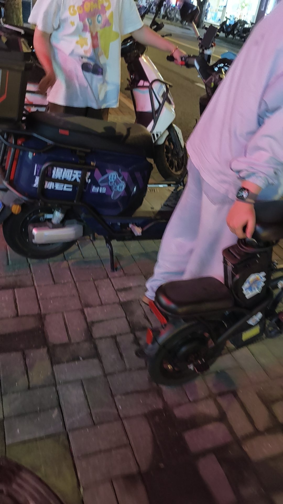 健身房周年庆，和猫姐去续费抽奖中了个pocket4，教练连夜带我们去买
明天就带去大连！！！！
猫姐真是了不起呜呜呜 ​
