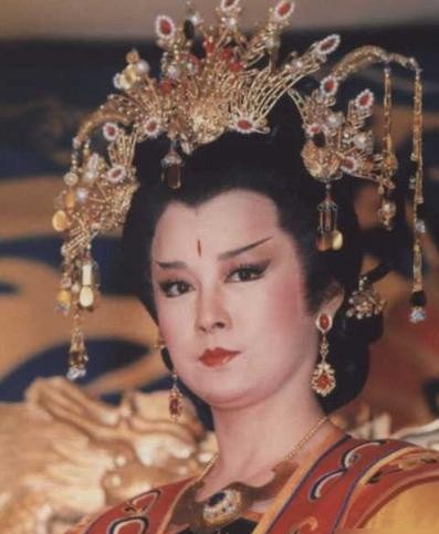 当年刘晓庆接下电视剧《武则天》的时候，外界几乎是一边倒的嘲笑：四十岁的人非要演十几岁的小丫头，也不怕让人笑话？
早年间潘迎紫演的武媚娘确实红遍大江南北，扮相娇滴滴的，一双水灵灵的眼睛会勾人。但换上龙袍往那一坐，画风总觉得不对劲，眉眼间全是深宫宠妃的精明算计，根本压不住金銮殿里的暗涌。
真正把“天