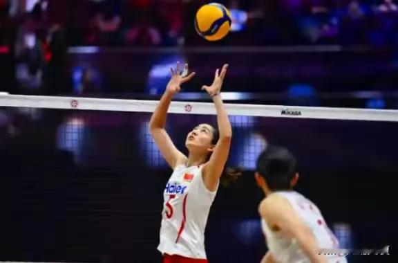 女排痛失直通奥运席位，圈内前辈集体安静，这现象值得深思

家门口决战拼满五局，总分仅仅落后对手一分，中国女排遗憾败给泰国，直接错失洛杉矶奥运会亚洲区入场券。

可让人百思不解的是，以往普通小组赛失利，一众排球前辈都会踊跃出来剖析得失，这次关乎奥运资格的关键一战结束后，圈内知名人士却纷纷闭口不谈，这到