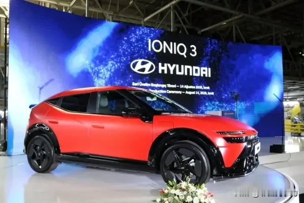 韩国🇰🇷： 比中国比亚迪便宜800万韩元……现代汽车在欧洲推出“IONIQ 3”      

【每日汽车】报道    随着中国汽车的迅猛发展，现代汽车正积极在欧洲追赶。凭借Instar的成功，现代汽车又推出了Ioniq 3，这使得入门级电动汽车市场之争变得异常激烈。

现代汽车计划本月在欧洲推出其
