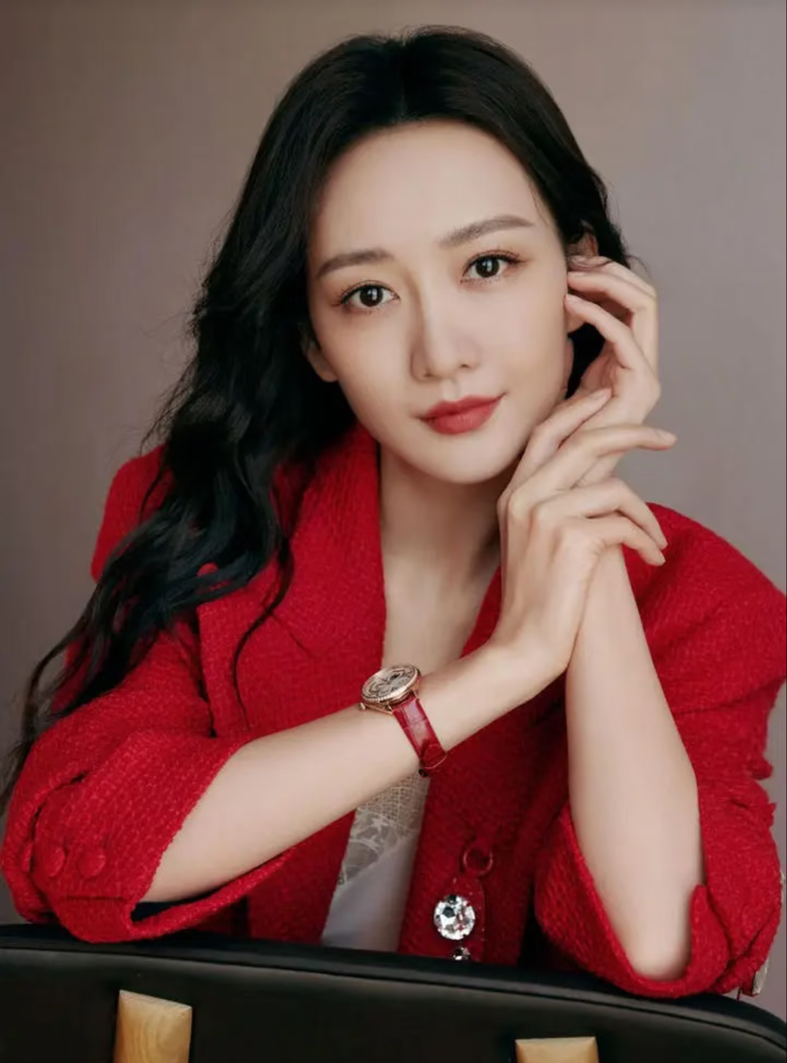 我发现，比张碧晨更厉害的女人出现了，她就是王鸥。
 
当年张碧晨官宣孩子，大方把男方身份摆到台面上，任由大众一起评判这段过往。
 
而王鸥官宣女儿，通篇安安静静，只说自己独自抚养孩子，对孩子的生父只字不提，不拉扯、不控诉，也不把对方拽到舆论场里说事。
 
不去纠结谁对谁错，单单这份处事姿态就很不一样