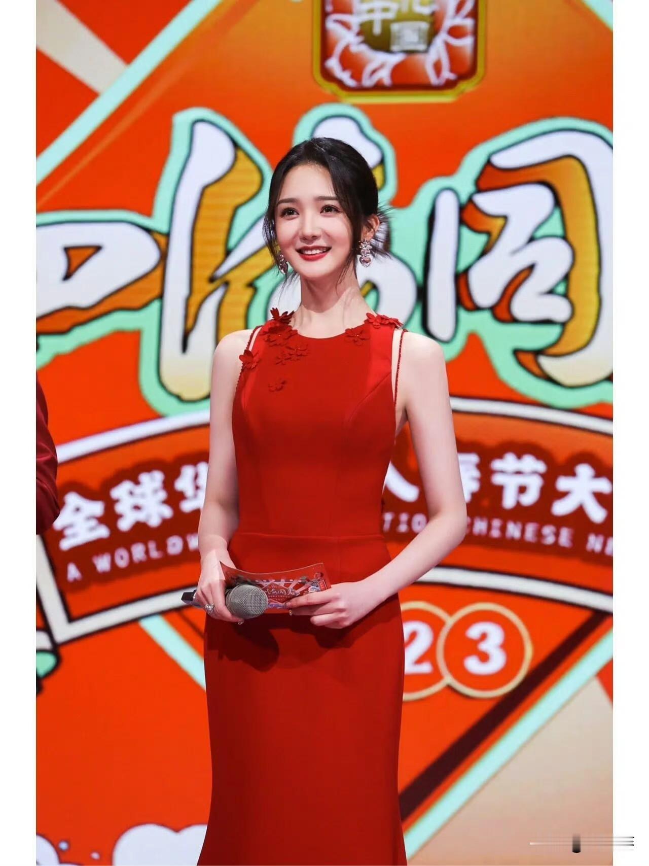 谁被金鹰开幕式的靳梦佳狠狠惊艳到！
一袭热烈红裙搭配复古大波浪，明艳气场直接拉满💯不过咱也是真的好好奇现场看真人有多耀眼。妆容精致得体主持从容流畅，一出场就抓住视线，妥妥的氛围感红裙美人， ​
靳梦佳金鹰开幕的状态也太绝了！一袭复古红裙明艳动人气场稳稳拿捏，姐姐真的美得很轻松啊！主持状态也是松弛有度