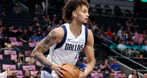 #MFFL[超话]# 据ESPN记者Tim MacMahon报道，消息人士透露，独行侠中锋德雷克·莱夫利二世因仍在从右脚手术中恢复，尚未获得参加训练营的许可。莱夫利上赛季仅出战7场比赛，便因脚部伤势于去年12月接受赛季报销手术。目前，他在常规赛的出战状态仍有待确定。不过，消息人士表示，随着这位中锋逐步推进恢 ​