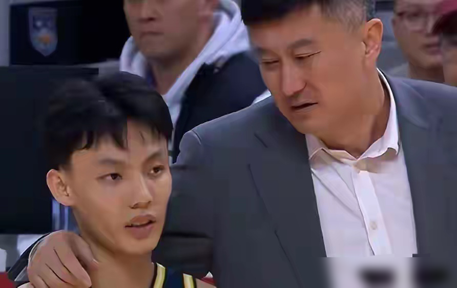 惨败17分，杜锋面色铁青，拒绝和球员握手。 广东队主场输球，球迷在喊...