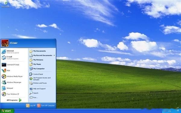 Windows XP迎来25周年纪念日，在2001年8月24日，微软将Windows XP正式交付给PC厂商预装，同年10月25日正式零售。

微软当时称其为“有史以来最重要的Windows版本”，25年后回头看，这个说法并不夸张。

Windows XP是Windows历史上一个关键转折点，在此之前，微软的操作系统主要分为两大阵营：针对企业 ​
