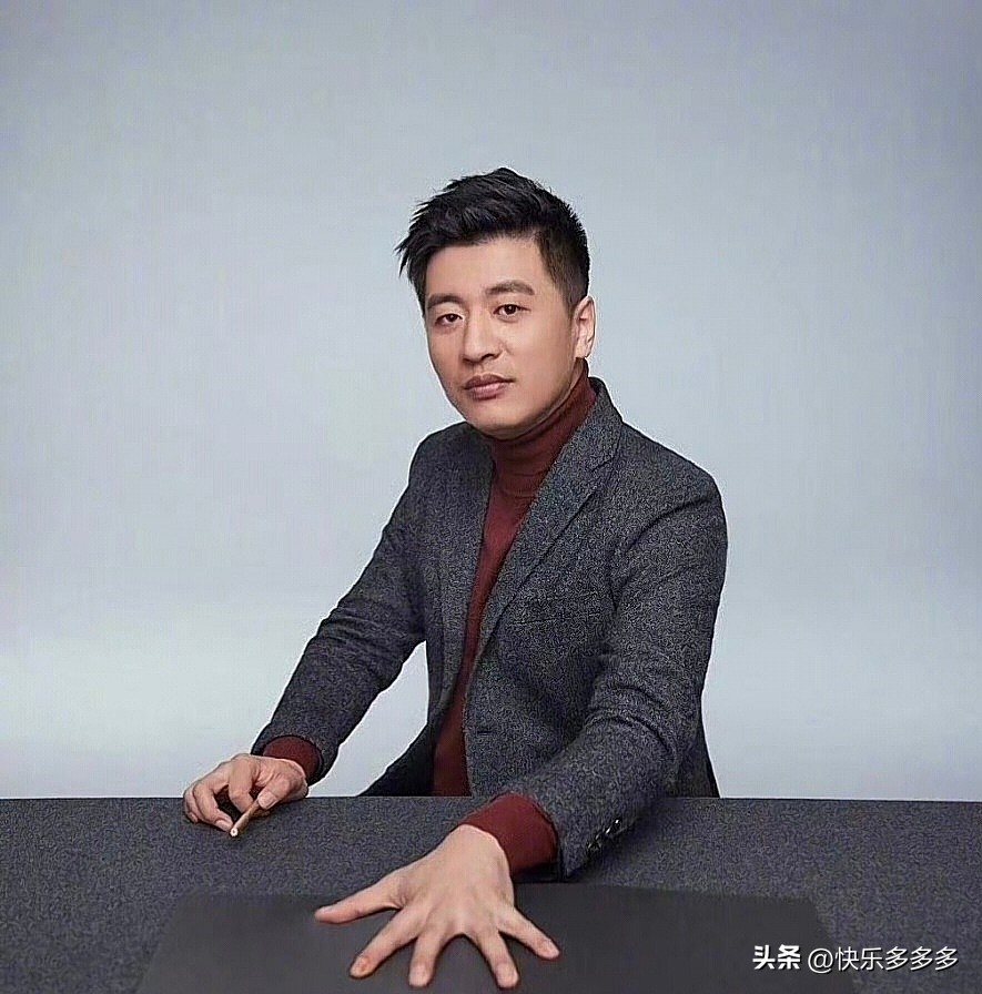 看哭了！武亮特意挪办公室，只为守在张雪峰隔壁😭

最近看到一件特别戳心的事情，真的被这份兄弟情打动了。
熟悉峰学蔚来的都知道，武亮是张雪峰最信任的搭档，俩人一起打拼这么多年，早就不只是同事，更像亲兄弟。
 
自从张雪峰离开后，武亮把他在23楼的办公室搬到了张雪峰生前办公室隔壁。并且张老师生前的办公室