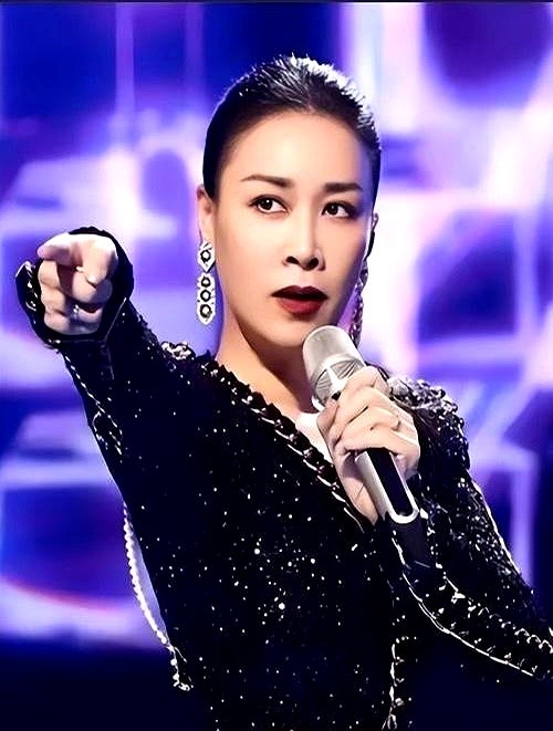 宋丹丹刚把身子坐直准备起立，那英嘴里却蹦出了殷秀梅的名字。

这让人抠出三室一厅的瞬间，发生在那英演唱会上。那英刚喊完“还有位年纪更大的嘉宾”，宋丹丹脸上的笑刚漾开，聚光灯却甩向了另一边。

发现闹了乌龙，那英赶紧指着台下连夸宋丹丹衣服好看。宋丹丹顺势一摆手，跟着全场哄笑。几十年的交情，全揉在这几秒