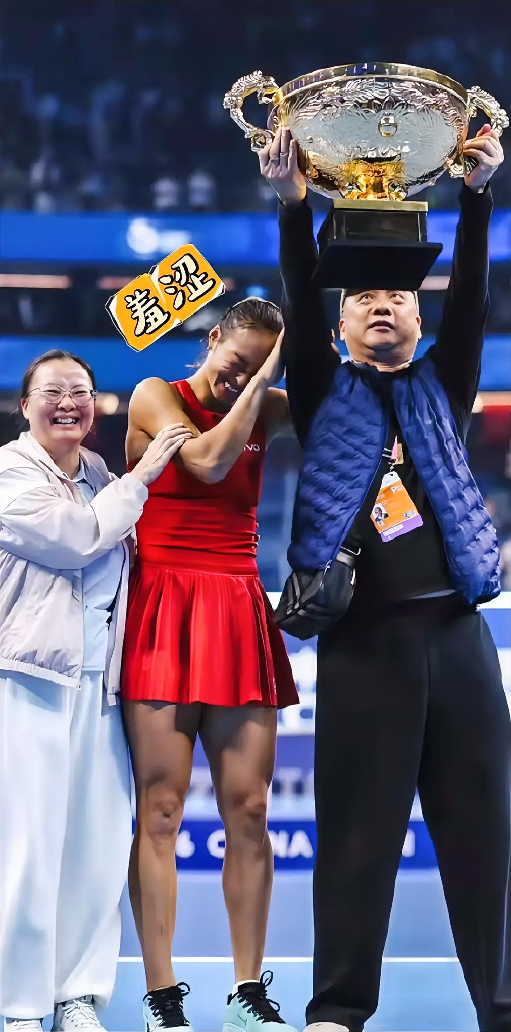 果然是亲女儿！郑钦文的赛后采访，笑死我了！她在线吐槽自己的爸爸，她说“我都没有把
