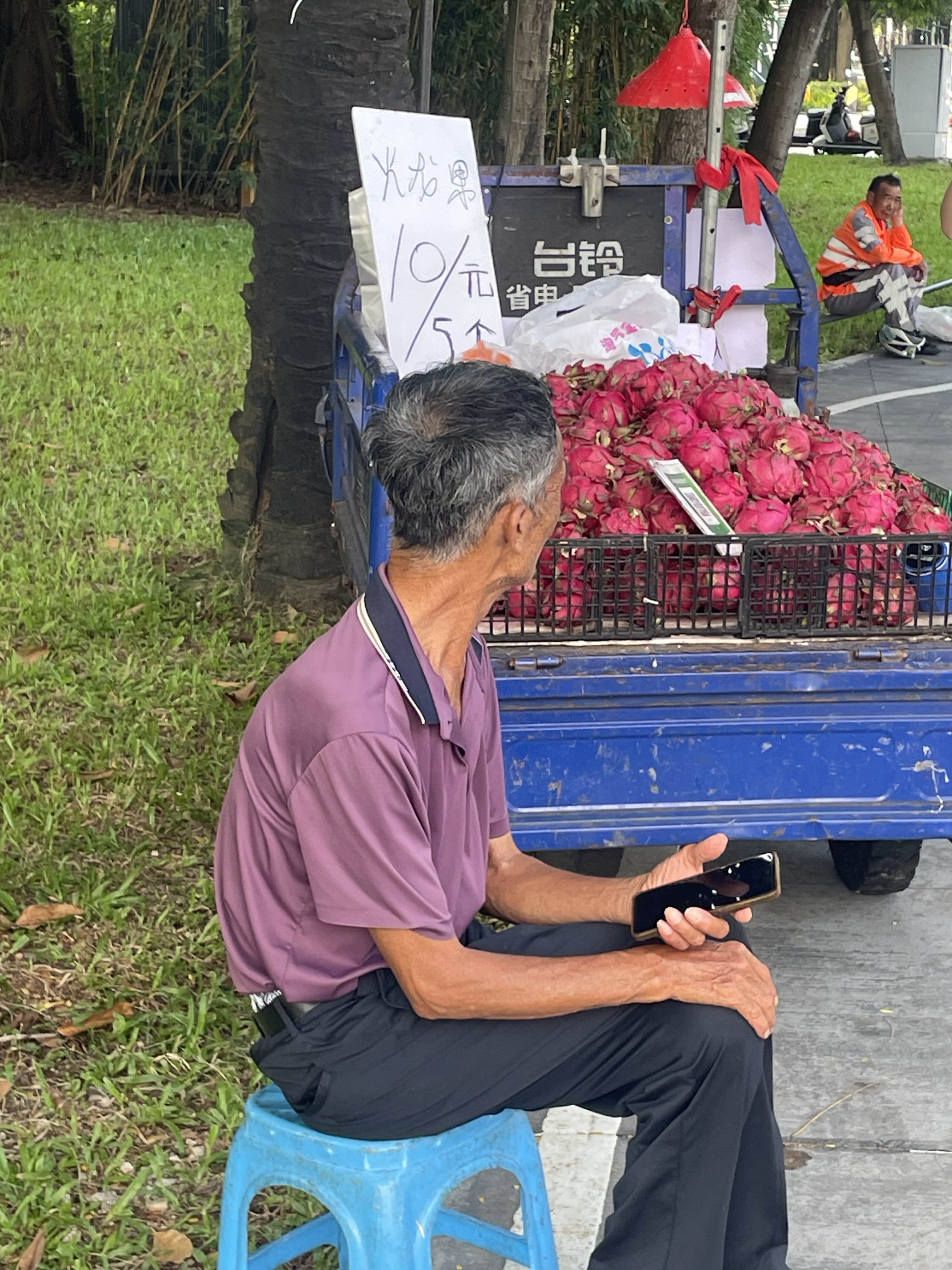 深圳的物价，火龙果10块钱五个，感觉深圳除了房价比较贵以外，其他还好。
