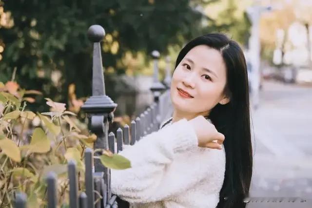 网传“财政难养公务员”？江西女干部跑外卖6471单，真相并非副业谋生

最近网上热议江西一位女干部跑外卖的事情，不少自媒体标题写：财政难养公务员，只能靠自己？女干部兼职骑手一年送7500单外卖。
实际官方数据是13个月累计跑了6471单，总时长1500多个小时。
这位叫李茹月的女干部，本职就是负责外