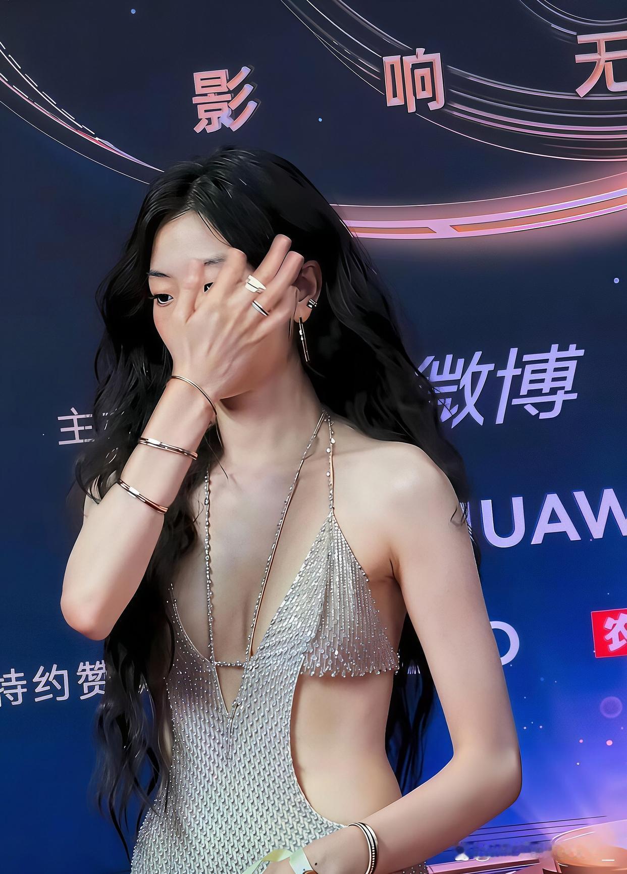 孙千为美是真敢穿，但比“敢穿”更戳人的是她“敢真实”——前一秒还抬手捂领口怕走光，后一秒就笑着转向镜头；有人看见她小心翼翼护着胸前，说她放不开，可你细看，她全程没慌过半次。红毯非得“豁出去”才叫敬业吗？未必。真正的高级感，是在众目睽睽下稳稳守好自己的安全边界，孙千那只手，简直是全 ​