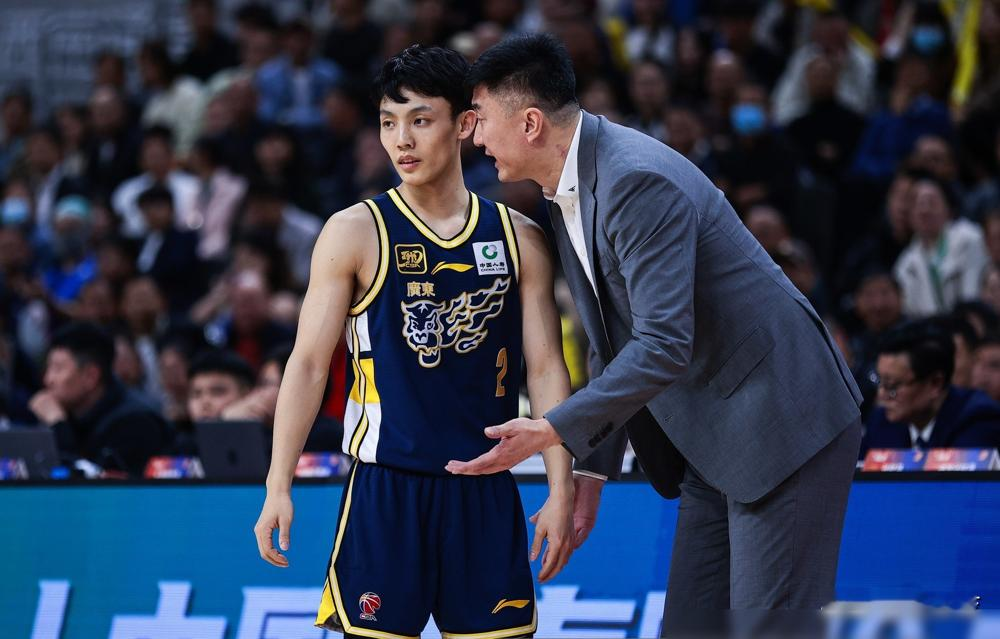 广东队，争冠？别逗了。 看看这数据：徐杰0分，胡明轩3分，王少杰4分...