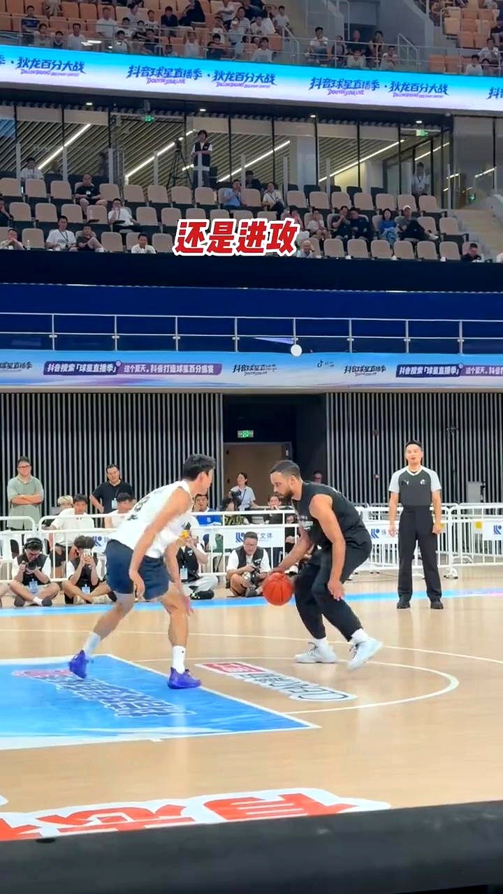 NBA恶人狄龙来中国放话百分百真打，结果第一节就被中国网红掀翻了。

白晶直接在场上套上一件詹姆斯球衣疯狂挑衅，迎着狄龙的死亡缠绕干拔飙进三分，硬生生抢下首节。现场球迷直接喊破音。

被打脸的狄龙瞬间切换季后赛模式。窒息的贴身逼防，生吃硬凿的肌肉碰撞，比分几分钟内被拉开20分。这就是职业和业余的鸿沟