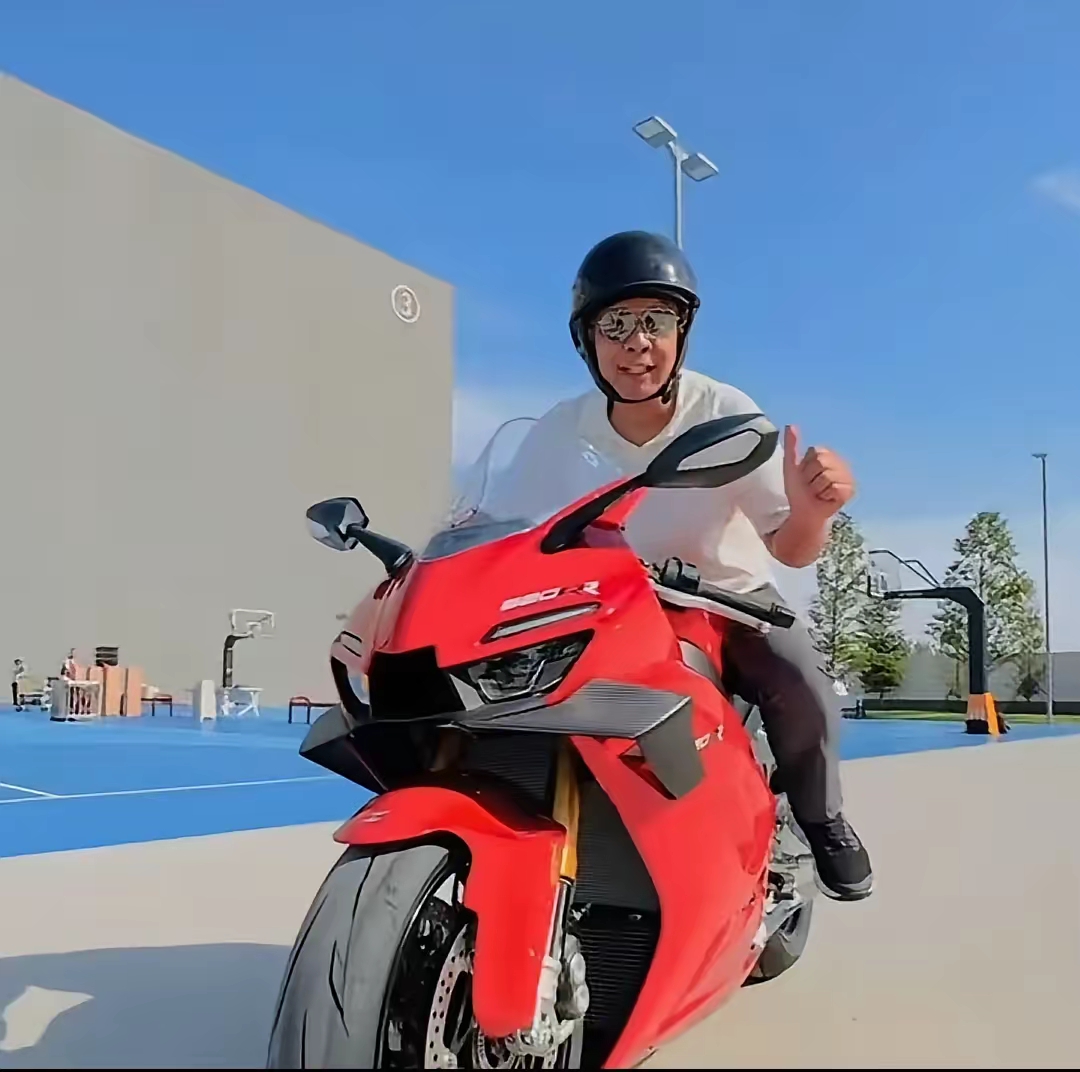 于东来试驾张雪机车820RR，园区遛弯为国产机车点赞
 
9月16日，胖东来创始人于东来在社交平台发布视频，画面里他头戴头盔、墨镜，驾驶红色张雪机车820RR，在园区道路悠闲“遛弯”，视频配文“中国机车”迅速走红网络。
 
视频中，于东来骑行动作娴熟，过弯时规范开启转向灯。骑行一圈停下后，他对着镜头