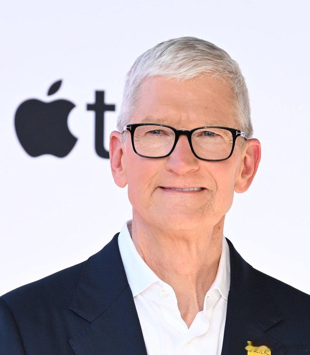 整活还是三星厉害，他们找了一个叫 Tim Cook 的人拍了 Galaxy Z Fold 8 的广告，但这哥们不是真正的苹果前 CEO，只是同名，而且外表也神似真 Tim…[泪奔] ​
