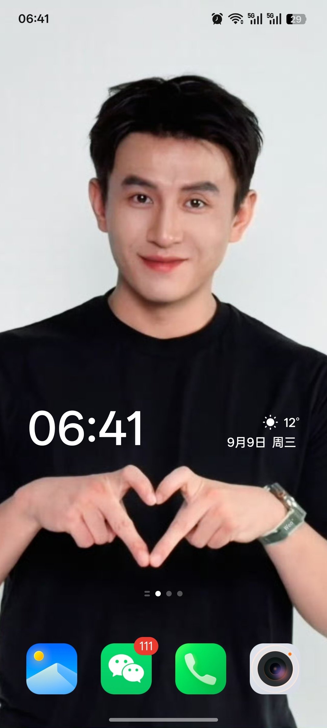 #演员刘萧旭[超话]# 
我就是想显摆一下我的手机桌面而已，
顺便问一句，哪位同担能弄到这张截图的高清版，求分享🙏🏻🙏🏻🙏🏻🙏🏻 ​