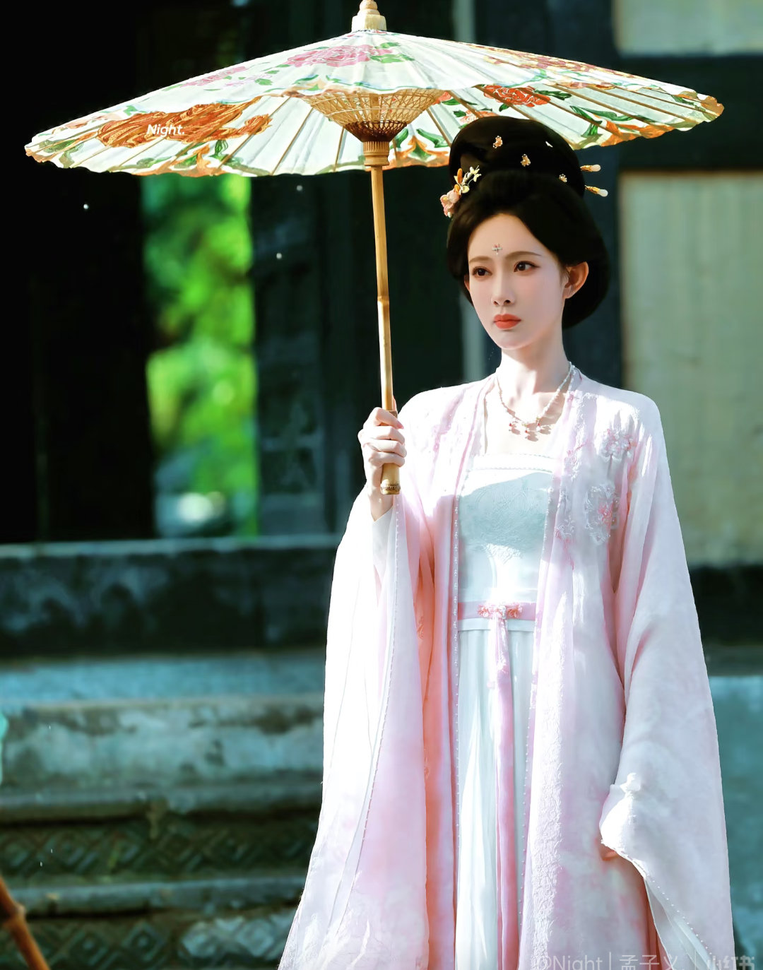 #孟子义像真人版仕女簪花图#🌸《尚公主》路透
孟子义一袭粉色绣花古装，发髻簪着精致花饰，氛围感拉满。
娇俏温婉，眉眼柔和，像从古言小说里走出来的女主，难怪大家说她是真人版仕女簪花图，一眼惊艳✨ ​