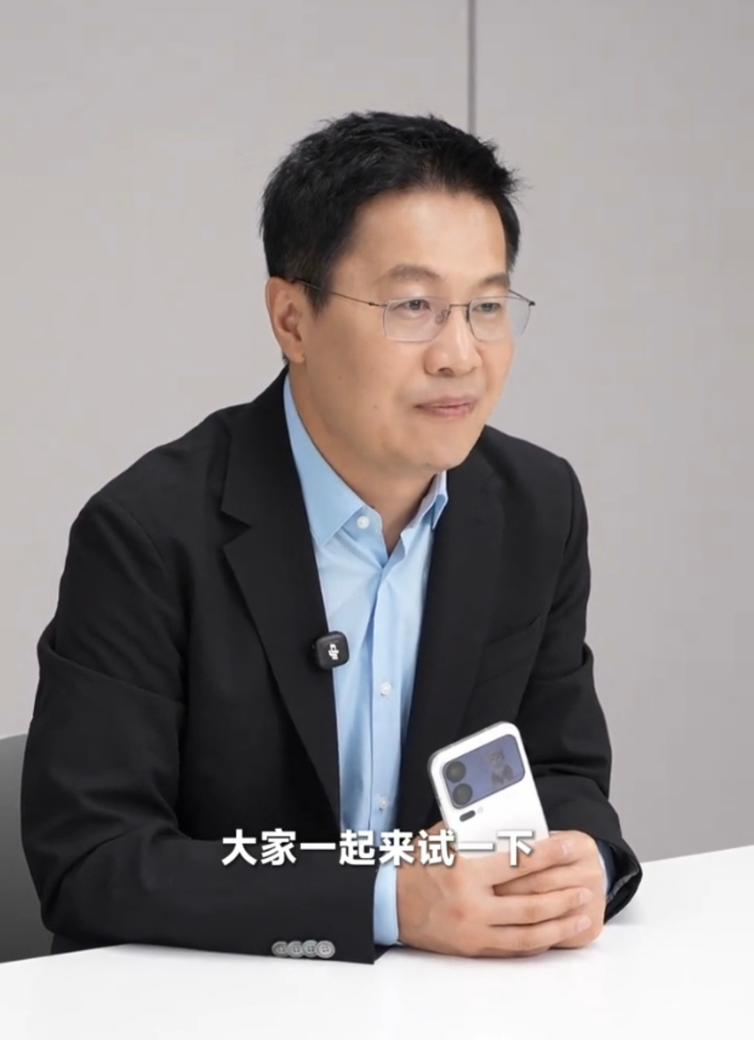 卢伟冰亮出小米18 Pro真机！镜头终于做平，背屏玩法彻底变了
 
9月16日，小米总裁卢伟冰直接放出小米18 Pro真机实拍，没有渲染图，实打实把新机拿到了大众面前。这款数字旗舰的改动远超以往，不光解决了长期被吐槽的镜头凸起问题，全新升级的背屏生态，还有重新调整的影像焦段，一下子就把数码圈的讨论热