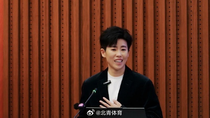 [话筒]在社交平台分享：天气暖和了，清华大学的校园里全都是运动的人。...