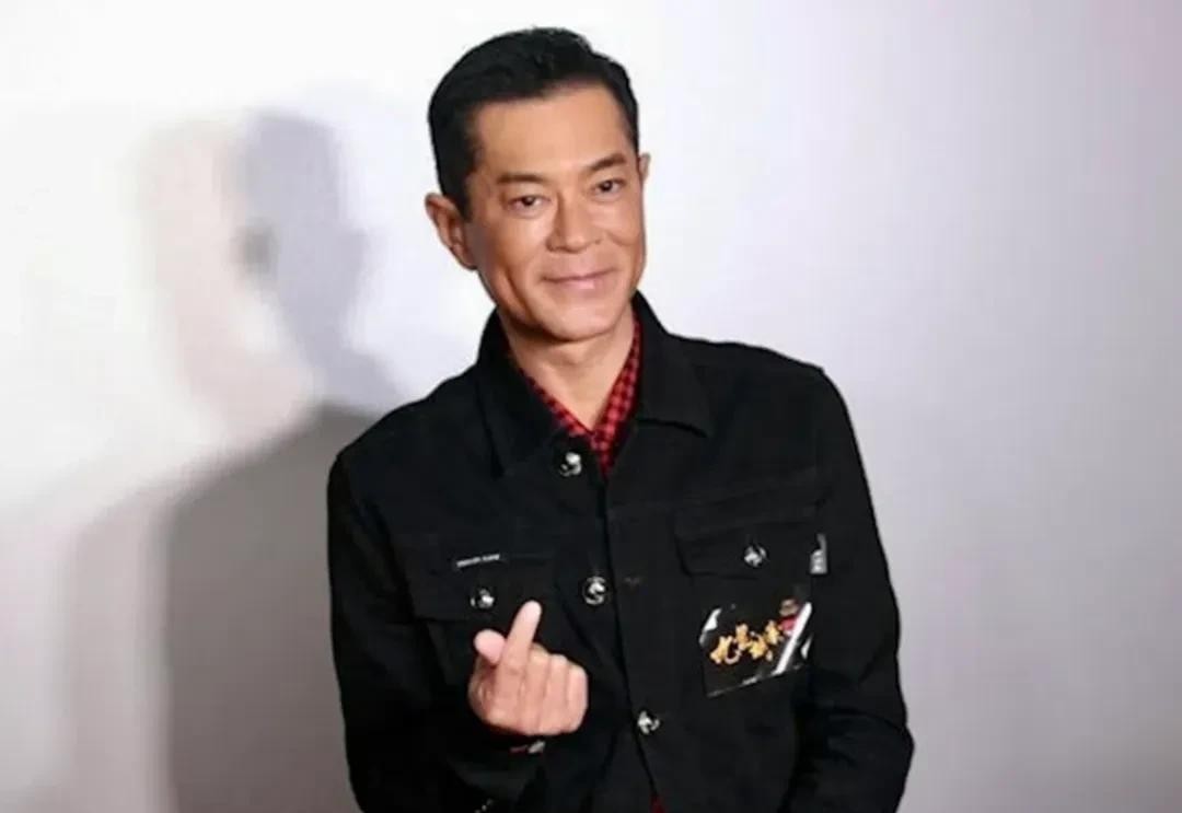 1.49亿追债曝光，古天乐发文！向华强说他快睡天桥下，只是冰山一角

红馆的灯光还没散尽，他站在台上谢幕，刘德华拍他肩膀，郑秀文眼圈发红——那是古天乐33年演艺生涯第一次开个唱。可才过一个月，一纸诉状就贴到了高等法院门口：天下一电影制作有限公司，连带古天乐本人，被追讨1.49亿港元。数字太刺眼，像一
