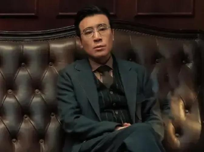 一次，李雪健在接受采访时，突然提及曾合作过的演员于和伟，直言不讳地指出：“这人骨子里坏得很，适合演阴险的角色。”

主要信源：（人民网——于和伟:一个慢热的面瘫帝）

李雪健在饭局上盯着于和伟，突然蹦出一句这人骨子里透着坏。

整张桌子瞬间安静，筷子悬在半空，所有人都以为老戏骨要当众发难。

结果这
