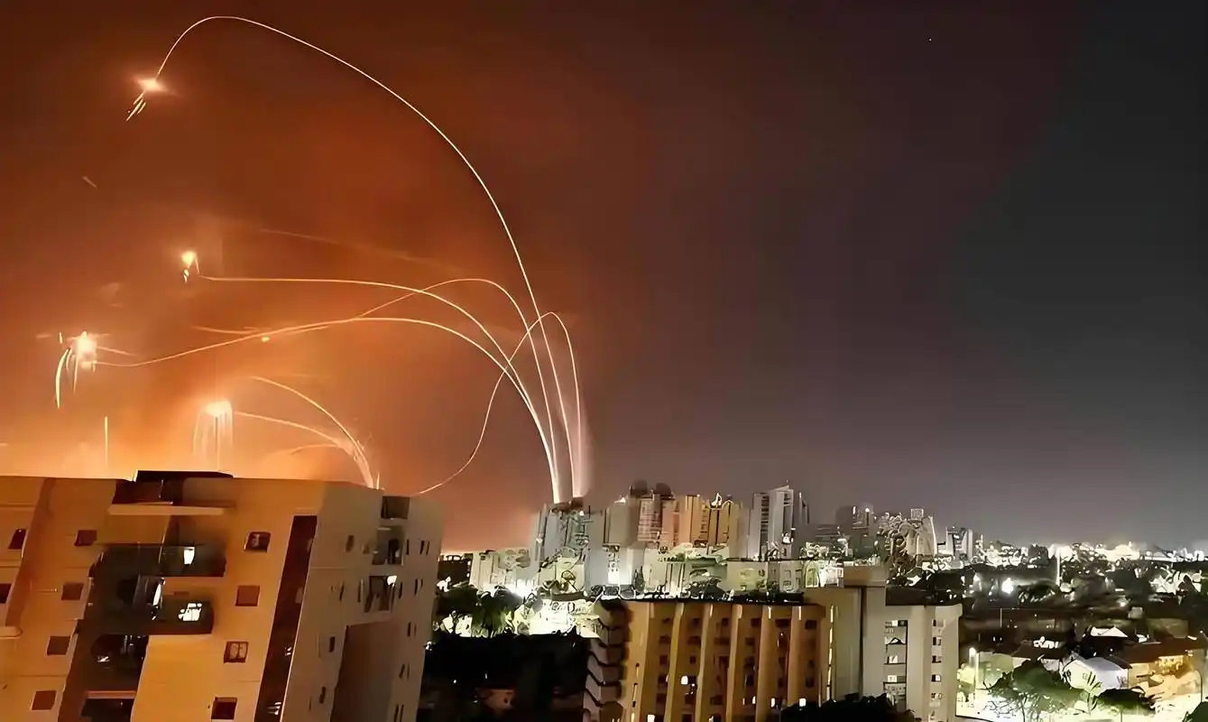 炸锅！炸了！这回真的炸了！

就在普京刚刚宣布暂停对基辅实施轰炸三天之后，乌克兰的日托米尔和第聂伯罗彼得罗夫斯克两座城市，再次遭到俄军多枚导弹及无人机的联合袭击。据乌克兰国家通讯社和俄新社等多家权威媒体确认，这次打击的目标非常明确：一处是新邮政的物流仓储枢纽，另一处是工业生产设施。爆炸引发的大火和浓