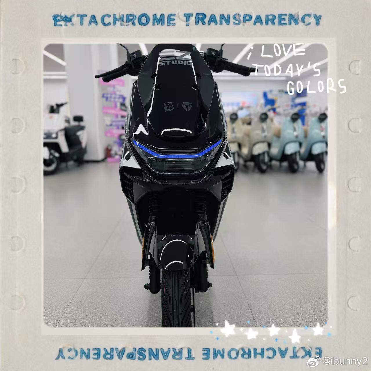 #雅迪绝区零联动##全网捕捉雅迪绝区零联名车#  这次雅迪和《绝区零》的联名，真的可以说是把“次元壁”给彻底打破了！👏 作为一个资深绳匠，我必须说，这次最让我佩服到五体投地的，绝对是雅迪对《绝区零》那种独一份的“复古未来主义”美学的神级还原 🎨。

先来聊聊《绝区零 ​