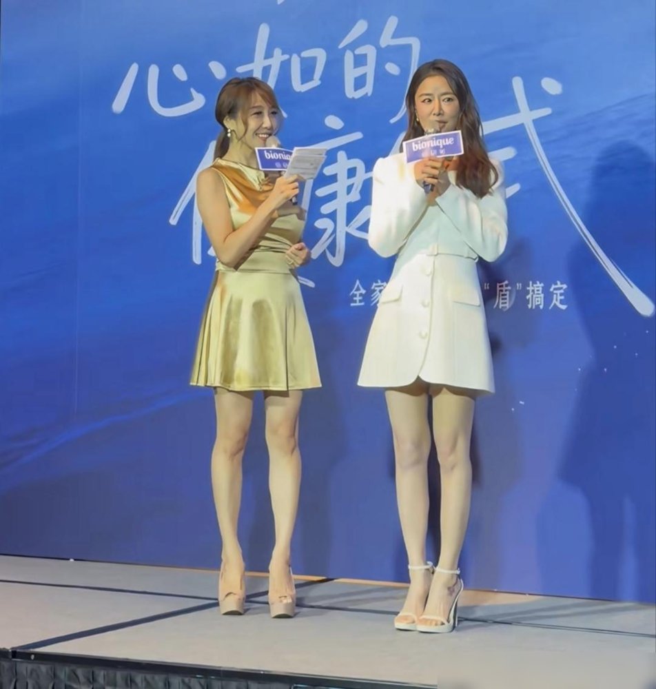 50岁了，腰还能细成这样，林心如这张近照直接把“中年发福”四个字撕了。
镜头怼脸，皮肤紧得不像话，一身收腰穿搭，线条全出来了。没滤镜没精修，就是生图状态。
有人翻她行程，9月还在九寨沟拍封面，霍建华没跟着，女儿也没带。工作节奏一点没松。
更绝的是，前脚刚和苏有朋古巨基同台唱《情深深雨濛濛》，后