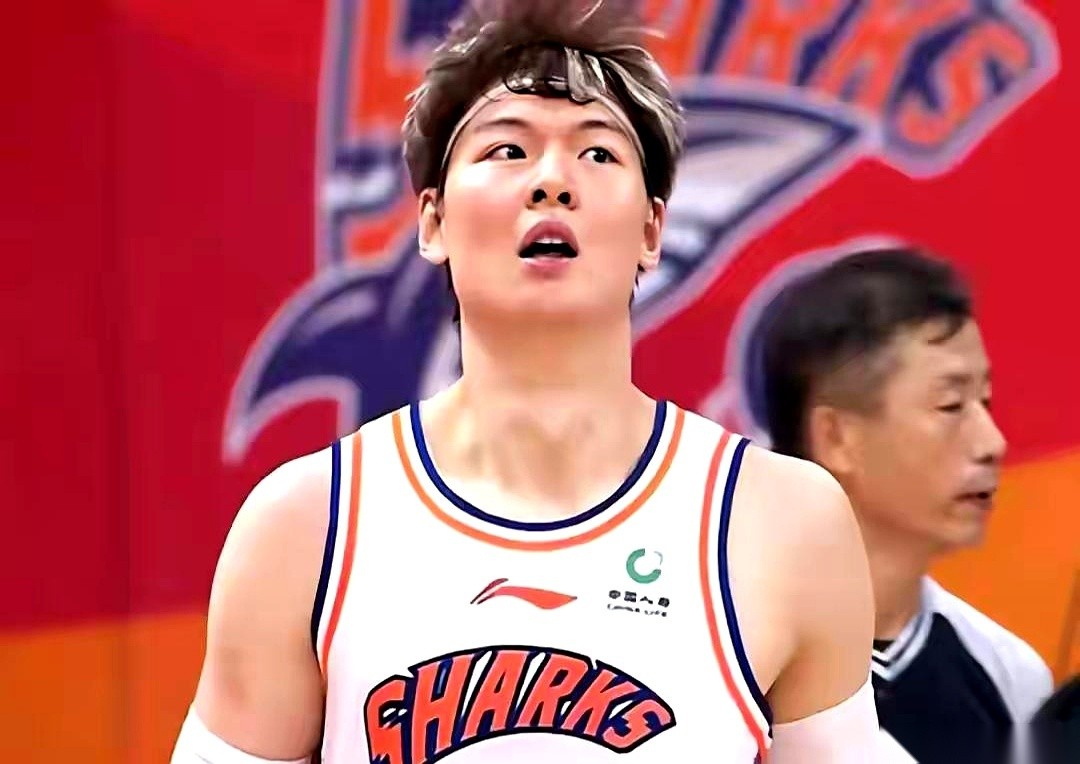 上海男篮84比96输给NBA G联赛联队。表面看，分差12分。但如果你紧盯着球场看完了这四节，你才会看清什么是真正的“强度落差”。
第一节打完，计分板停在22比20，上海队甚至还压了对面一头。王哲林在内线硬扛着防守，肩膀顶开空间，把球搁进篮筐。开局的上海队，面对这群美国球员的快攻冲击，阵脚没乱，硬生