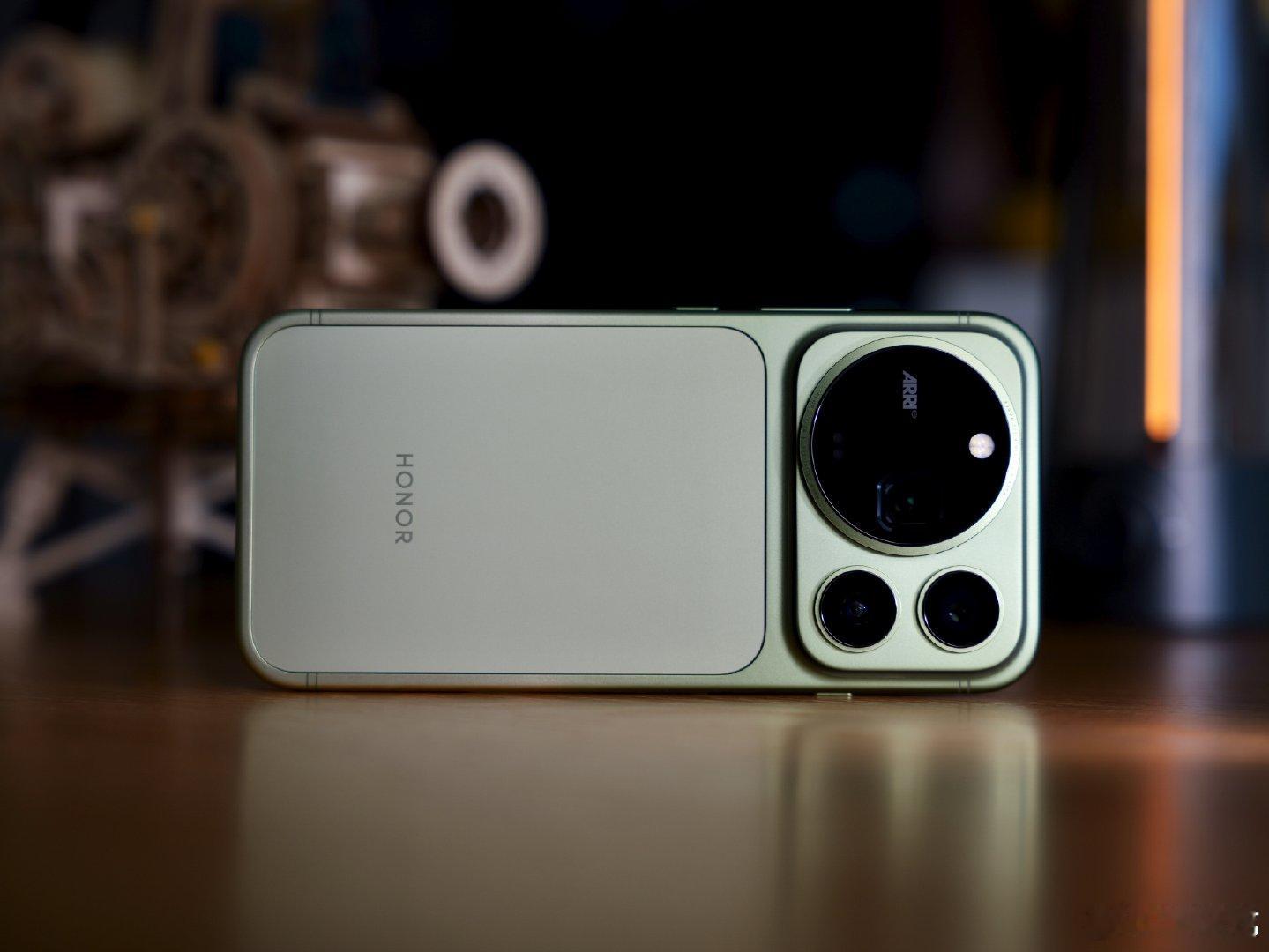 荣耀Magic9 Pro Max 苔青，掌中电影机。日子好起来了，咱也用上「ARRI 电影」。

#荣耀Magic9系列定档9月28日##荣耀Magic9新配色亮相##荣耀Magic9# ​