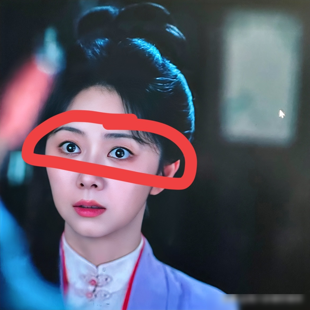 谭松韵一抬眼，全网都在骂她瞪眼，结果真相是刘学义太高，她看谁都得仰着脖子。
《兰香如故》热度破了3万，央视收视峰值干到1.7291，结果争议全在俩人同框的镜头上。一个一米六出头，一个一米八往上，导演还爱拍正面近景。她要不瞪眼，眼神根本给不到机位。
更狠的是，这剧里她从16岁演到80岁，被陷害那场