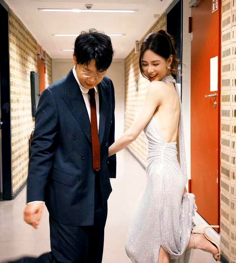 领证四年多连婚礼都没办，外界天天盯着他俩啥时候散伙
 

沈梦辰偏不搭理这些闲言碎语，赶在杜海涛三十九岁生日这天晒出满屏合影
 

从后台牵手到异国压马路，一句我的男孩儿甜得腻人
 

回想当年俩人刚走到一起时，一个是台里的当红新人，一个是综艺老牌主持，谁也没把这段感情当回事
 

谁能想到一跑就是