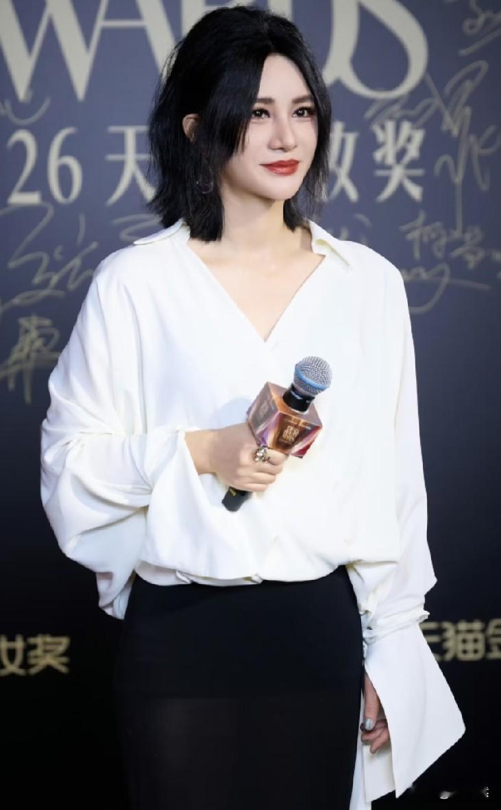 尚雯婕公司又把曾舜晞告了，这事儿真让人看不懂。10月28号上海开庭，这两人从五年前就开始折腾，到现在还没完没了。

当年曾舜晞靠《倚天屠龙记》给公司赚了三千万，结果自己一分钱分成没拿到，硬是靠打官司解约，还反向让公司赔了一千多万。

这在内娱确实罕见，毕竟大部分艺人解约都得脱层皮，曾舜晞当年赢得很漂