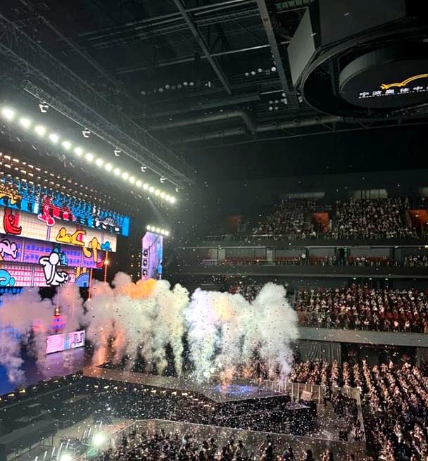 花大几百买票进场，台下观众却集体低头刷手机。

Ella宁波巡演这幕让人心里发凉。现场发了发光手环，大家双手插兜连胳膊都懒得抬，整场下来像是在开安静的茶话会。三人合体是几代人的青春，可单飞出来撑全场，单靠情怀显然有点吃力。

放眼现在的演出市场，能让全场从头合唱到尾、站着嗨满两小时的，还得看邓紫棋、