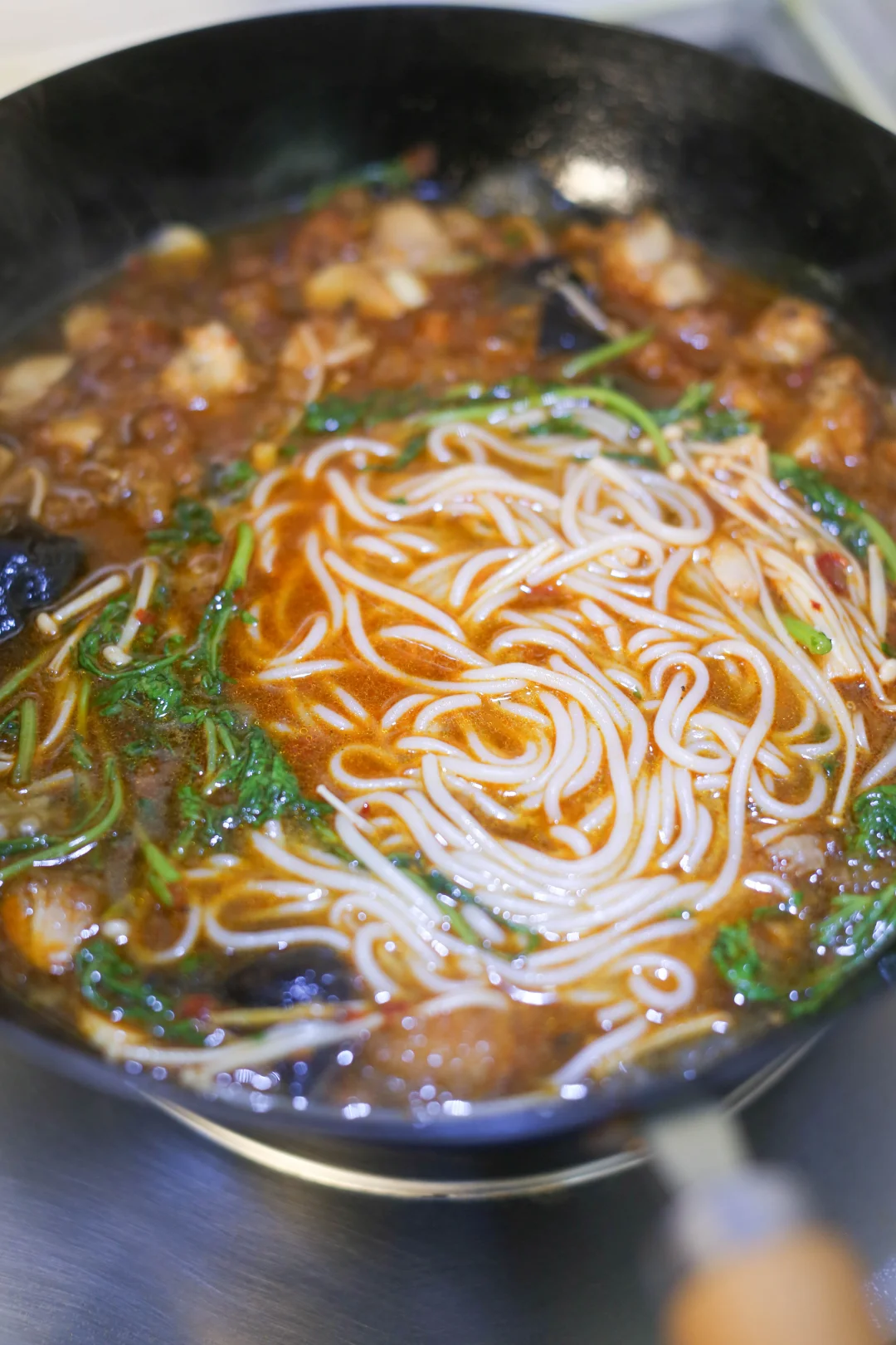 辣子鸡丁米粉红油咸香，香辣有味，米粉爽滑