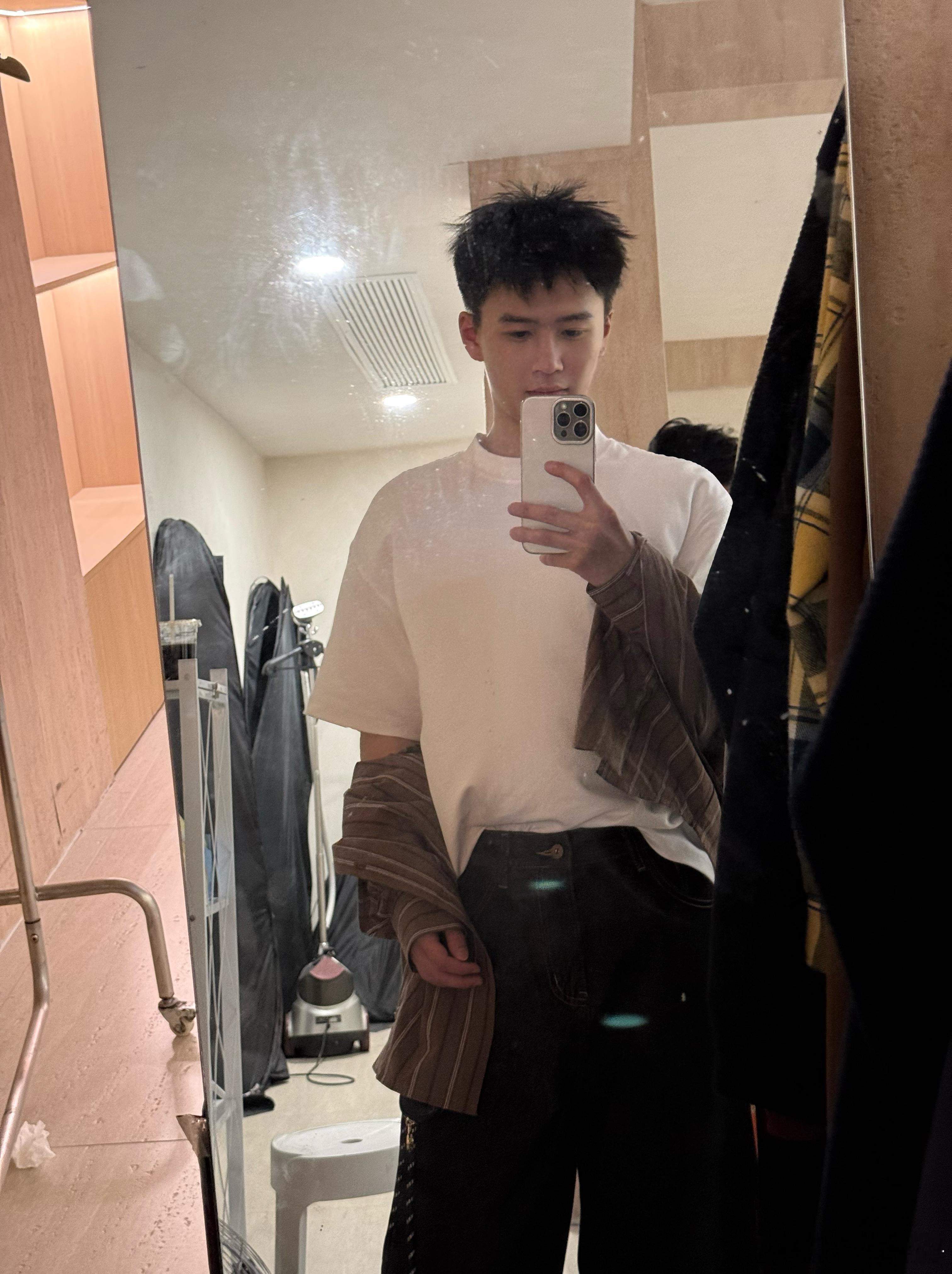 小王不打游戏了这周开始了一份模特兼职工作今天第一次正式商拍战绩5个小时15套衣服但一直保持情绪高涨真没有想象中的简单太久没更新了开始剪视频了这次没有论文等双线的事了 希望自己的心气能慢慢恢复过来现在已经恢复很多了我太开心了 早睡早起真的很重要 ​​​