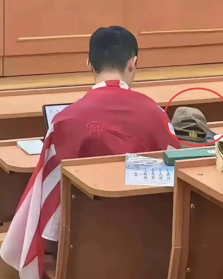 莫大课堂披旭日旗的那名中国留学生，处理结果终于尘埃落定：人已经离开俄罗斯，国外没能站稳脚跟，回国后还要承担该担的责任，这事真不是一句“闹着玩”就能翻篇截至10月19日下午，莫斯科大学校方新闻处对俄媒追问的回应依旧是那四个字：拒绝置评。
 
事情发生在10月14日的亚非历史课堂上，当天授课内容刚好涉及