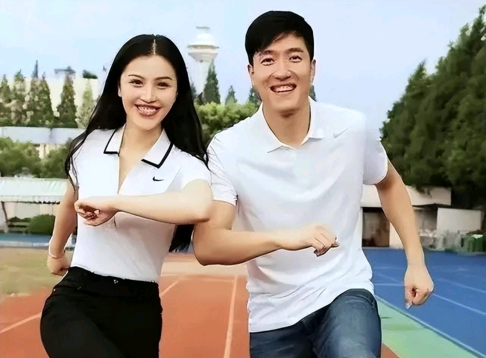 曾被刘翔教练怒斥“假孕逼婚”！35岁葛天否认传闻：他妈妈对我很好！
近日，奥运冠军刘翔因为退役安置问题而引起关注，最终他选择买断，获得49万元的买断费，与上海体育局再无关系，并且将退役11年的98万工资收入全部捐出。而刘翔的感情也再次引起关注。2014年9月8日，刘翔与演员葛天登记结婚，但仅仅2 ​