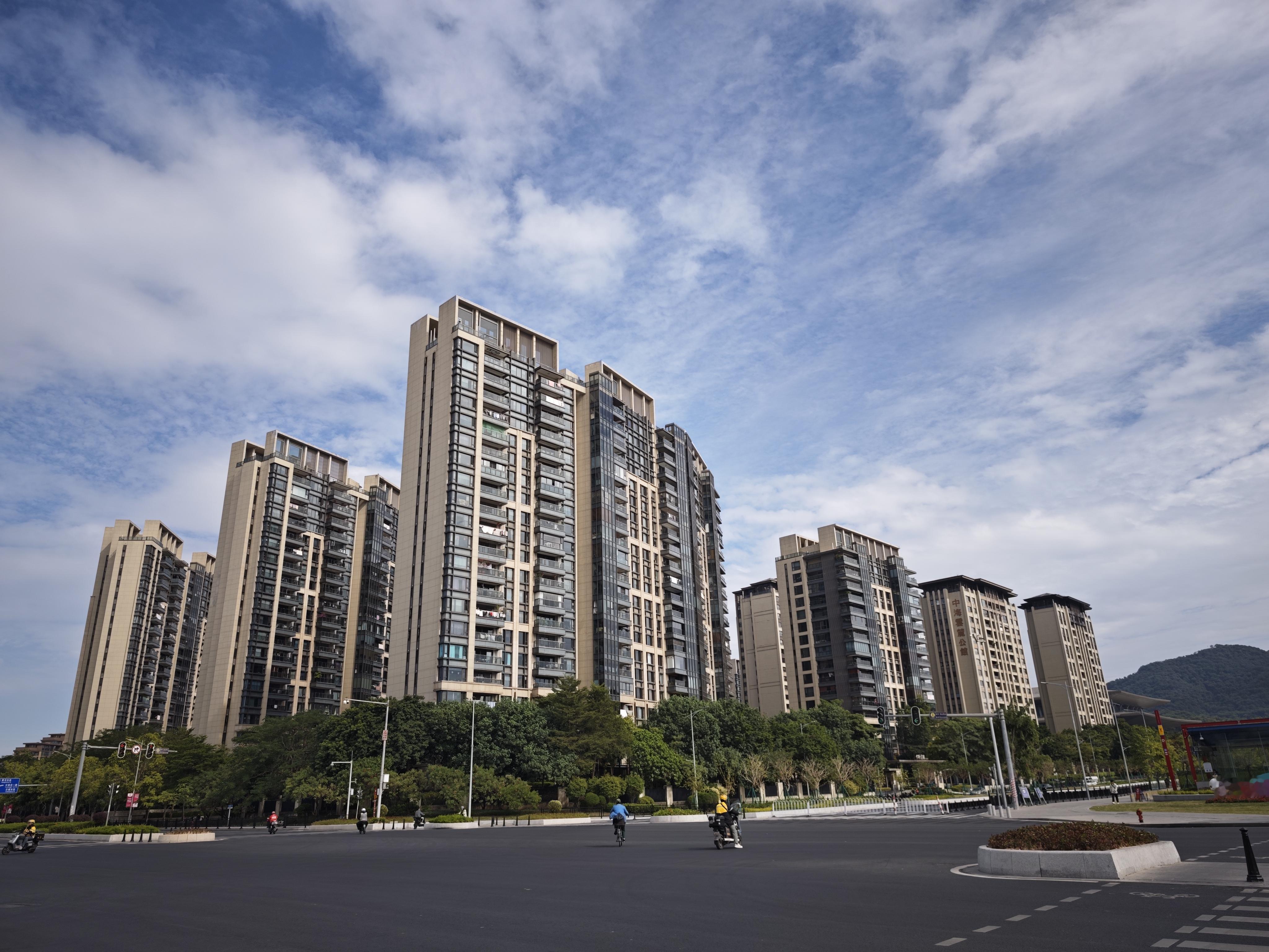 这个楼盘是位于白云区的一个高档住宅，高端豪宅小区，一直以为高端楼盘住的...