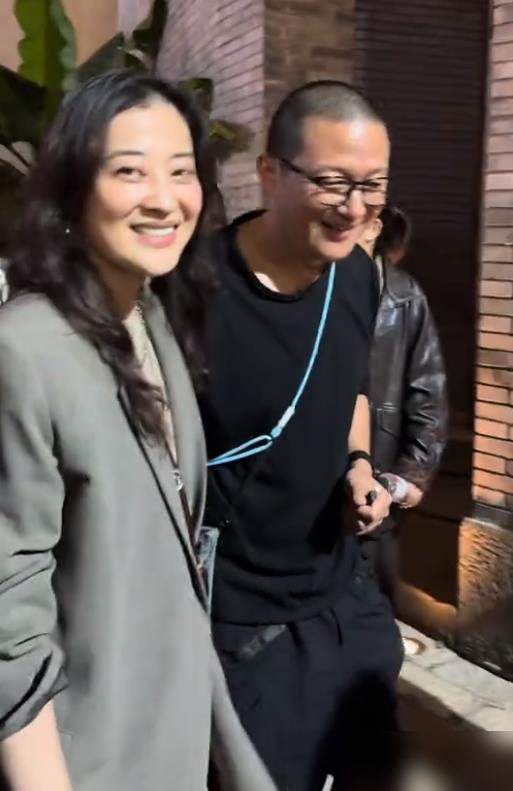 黄磊一句爆料把底裤都掀了。他说梅婷刘琳这伙人到了现场，主动要求把座位换到一块儿。
51岁的梅婷，52岁的刘琳，还有郝蕾吴越，几个中年女演员凑一堆，搂脖子拍照，热聊到镜头都插不进去。那状态松弛得，跟大学室友逃课看戏似的，哪有一点女明星端着的样子。
再看梅婷老公曾剑，全程跟在旁边，手里夹着电子烟，手