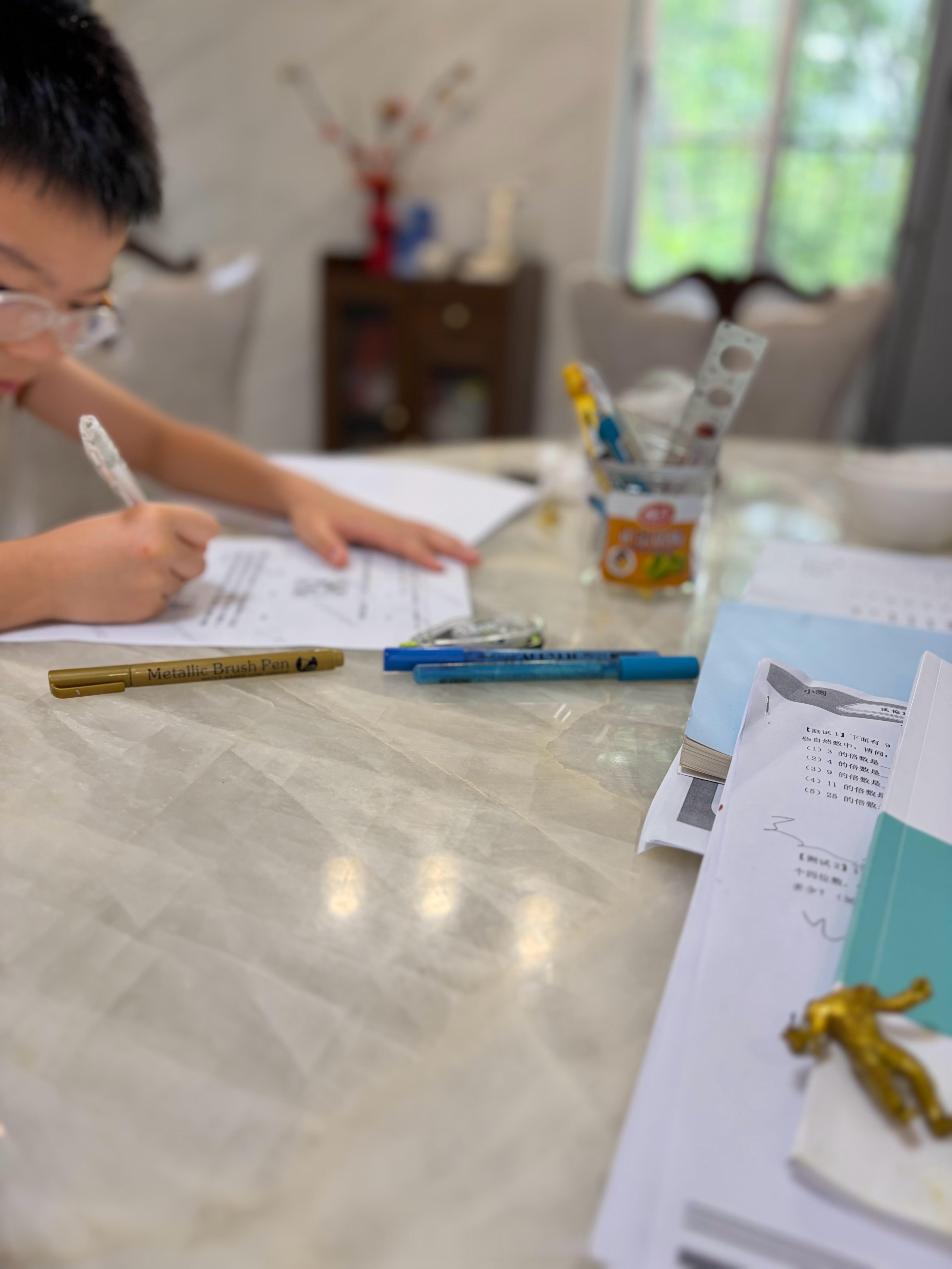 重做两周前错题！小小仲:妈妈这道题我做对了，怎么还让我做啊。我:你记忆力真好！我看选项有改过，所以就让你重做。反正你会的，都很快的，做一下，难不倒你。一早，拍马屁。不拍，内伤，娃讨价还价，和我算旧帐，说我不公平，让我转零花钱，迟迟不愿意启动。拍，也内伤，但娃情绪稳定，愿意执行。小小仲的四年级